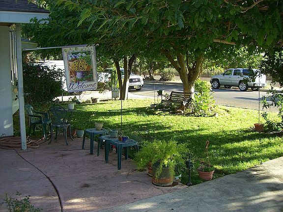 shady front yard w/open seating area