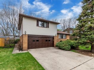 16 Hampton Ct, Williamsville, NY 14221