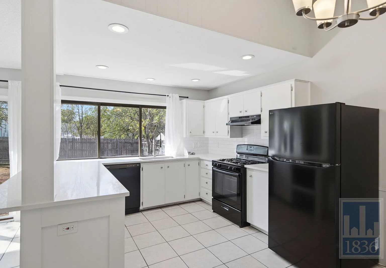 3 bed, 2.0 bath, 1336 sqft, $2,100 — Photo 2