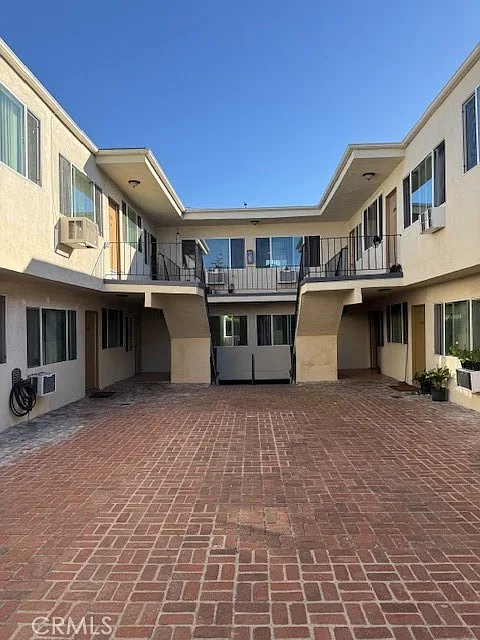3 bed, 1200 sqft, $3,295 — Photo 2
