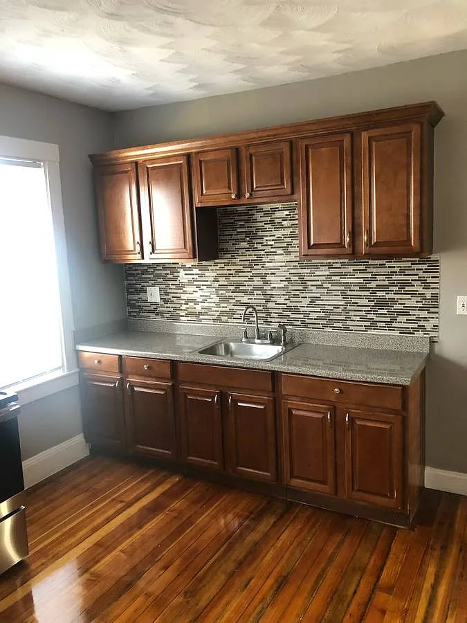 4 bed, 1.0 bath, 1700 sqft, $3,900 — Photo 3