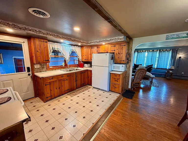 924 Blanchard Ave — Photo 3