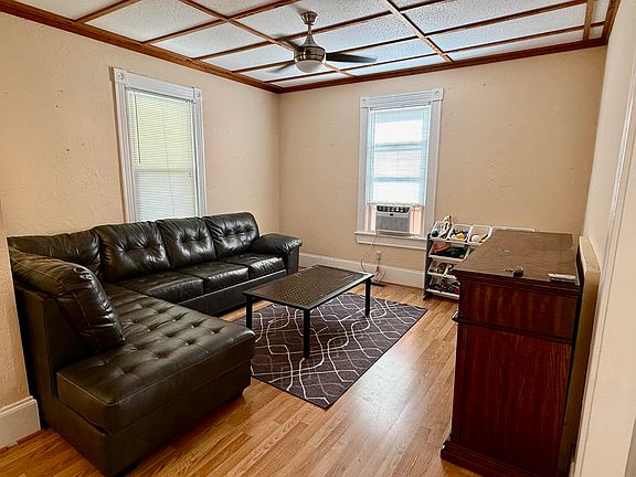 4th image of 521 Roxbury St