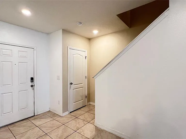 9017 Alba Ln — Photo 8
