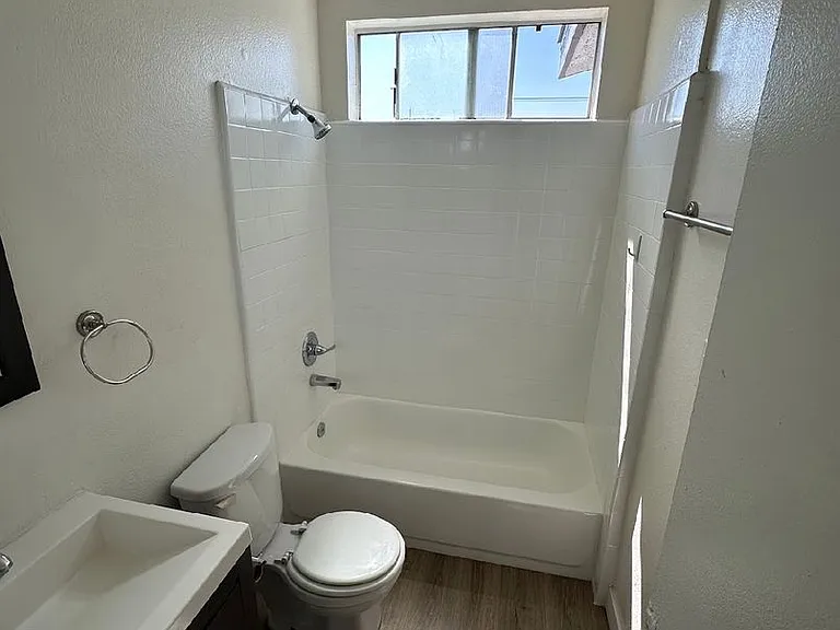 2226 Lewis Ave — Photo 6