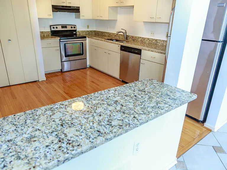716 Eton Ct — Photo 7