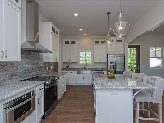 4th image of 711 Hidden Falls Dr
