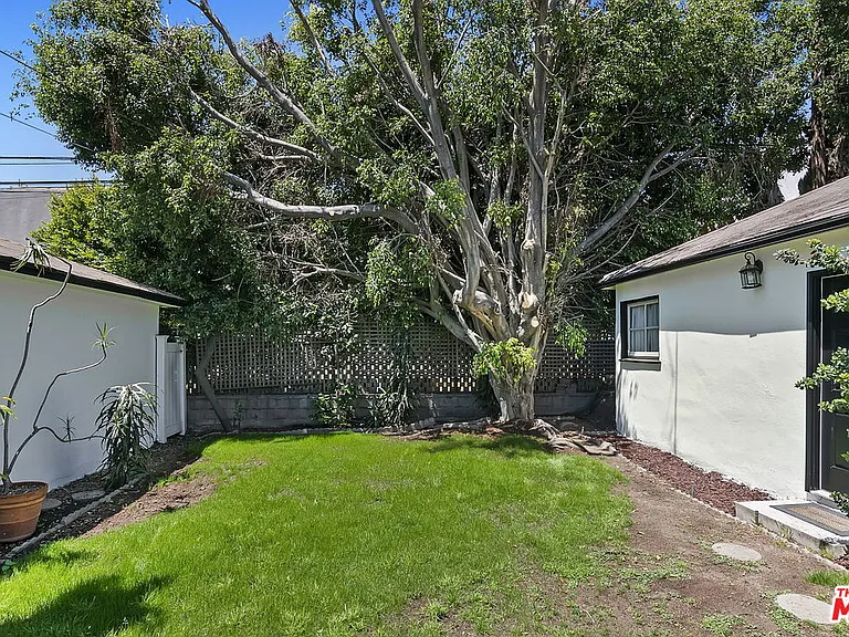 2519 S Bentley Ave — Photo 26