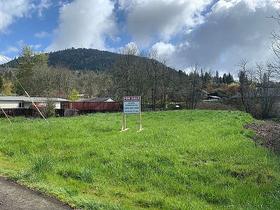 2nd image of 8 N Hyland Ln