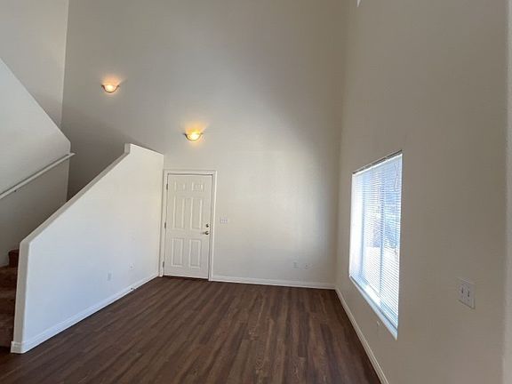 5th image of 4915 E Russell Rd Building 167-11