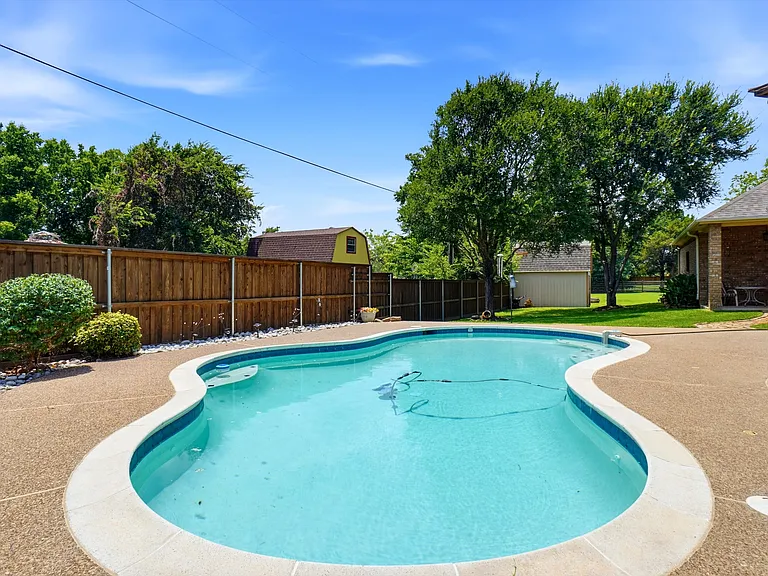 2412 Emerald Cir — Photo 34