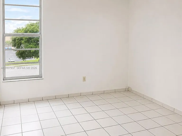 310 Fontainebleau Blvd #406 — Photo 3