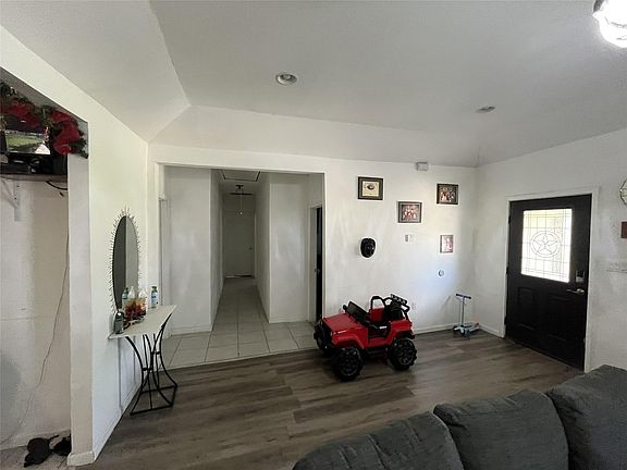 3rd image of 925 Lear St