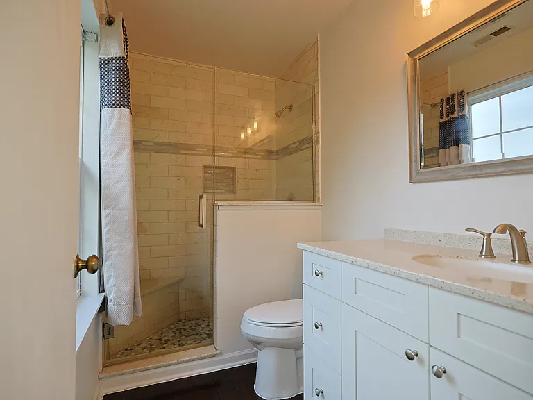 1402 Parkside Dr — Photo 9