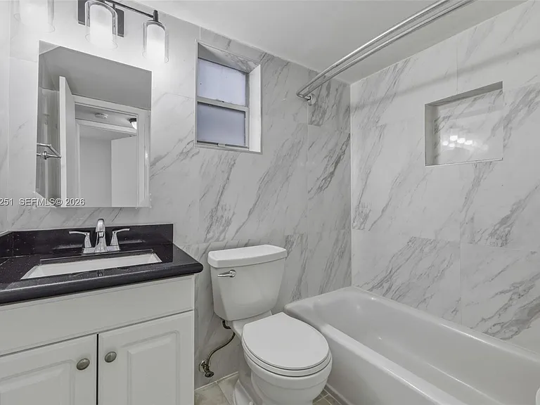 140 NW 14th Ave #9 — Photo 4