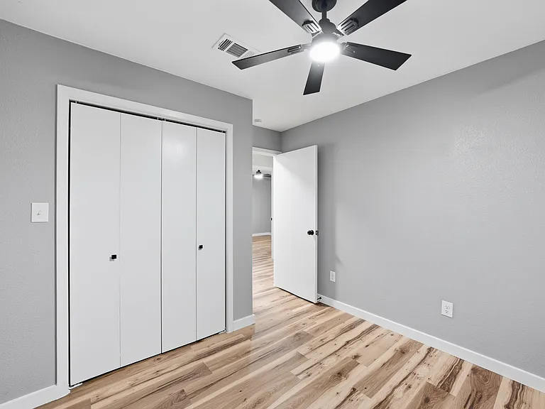 1009 S Jefferson St — Photo 11