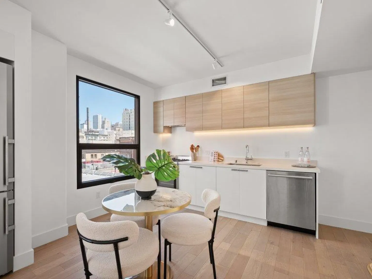 1 bed, 676 sqft, $3,500 — Photo 3