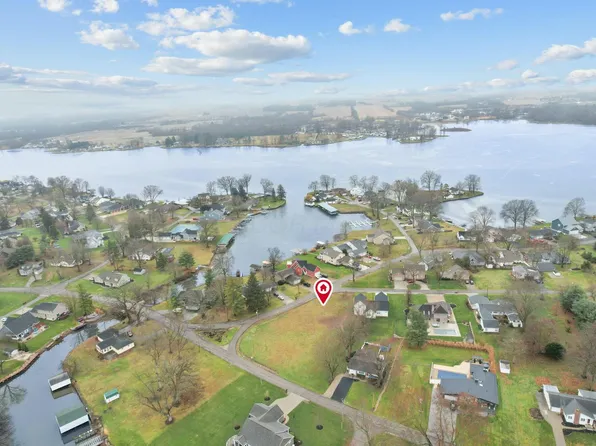 8 Lakeshore Dr W, Hebron, OH 43025