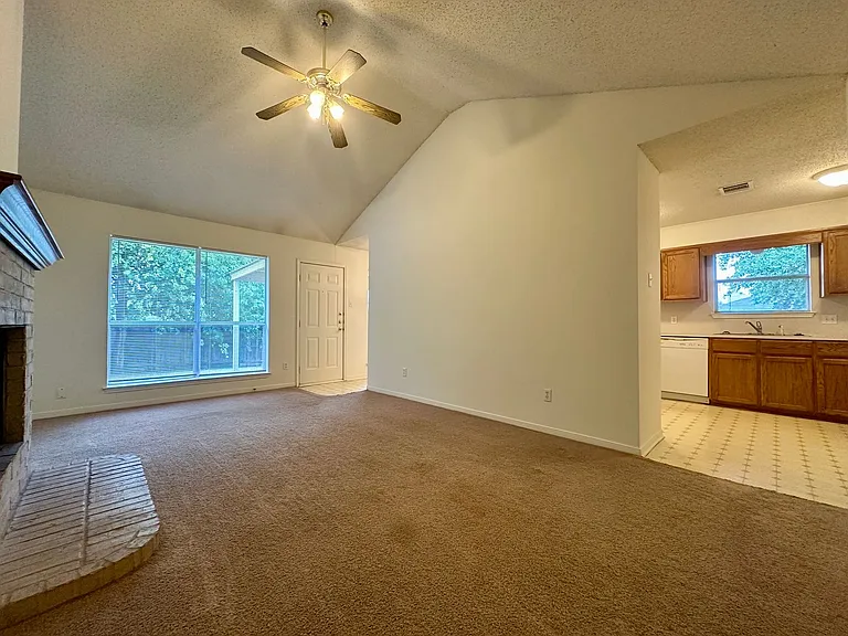 638 Park Place Dr — Photo 4