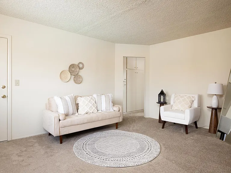 Casa De Windsor - North Clairemont — Photo 8