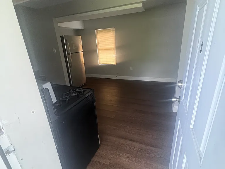 700 Woodbourne Ave #9 — Photo 2