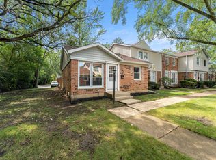 2056 Essex Ct, Streamwood, IL 60107
