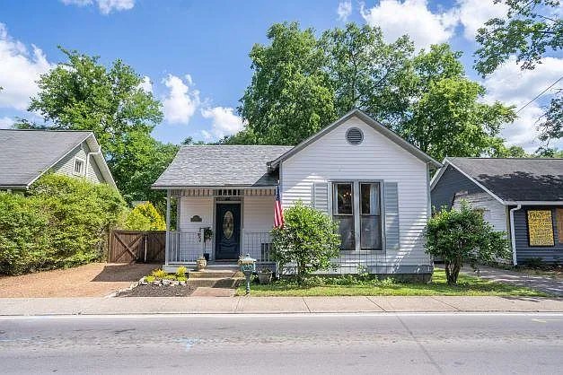 3 bed, 1342 sqft, $3,900 — Photo 2