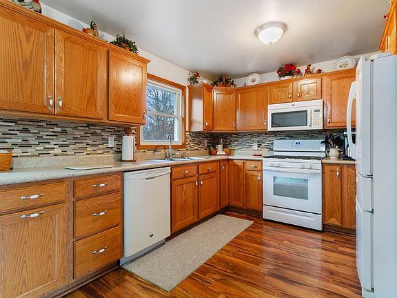 3rd image of 4092 Ethel St E