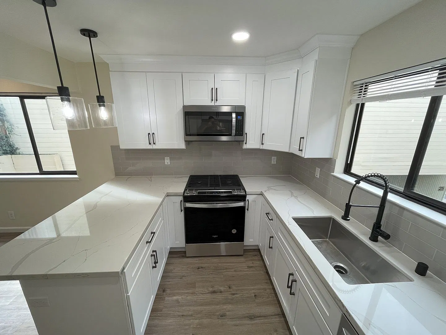 Newly Renovated Two Bedroom w/ Private Back Deck & Shared Rooftop Deck! — Photo 3