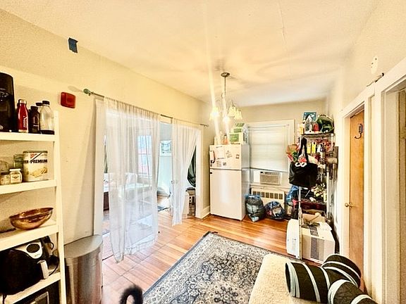 4th image of 435 Hanover St APT 4a