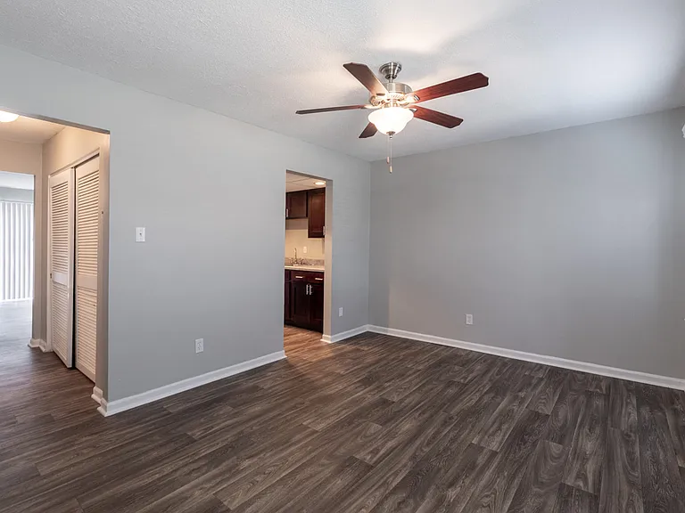 Barrington Estates Apartments — Photo 14