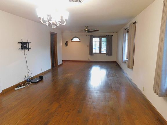 3rd image of 807 N Academy St