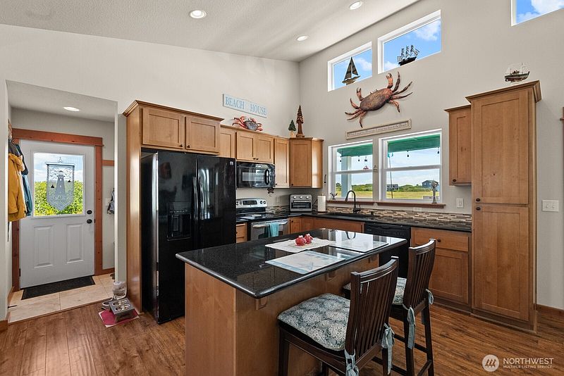 4th image of 442 N Spinnaker Avenue SW