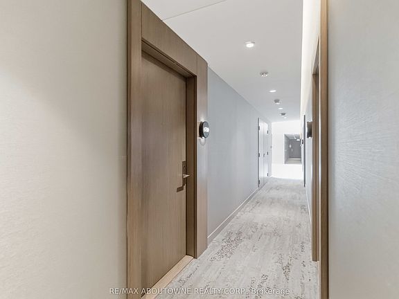 5th image of 161 Roehampton Ave #534