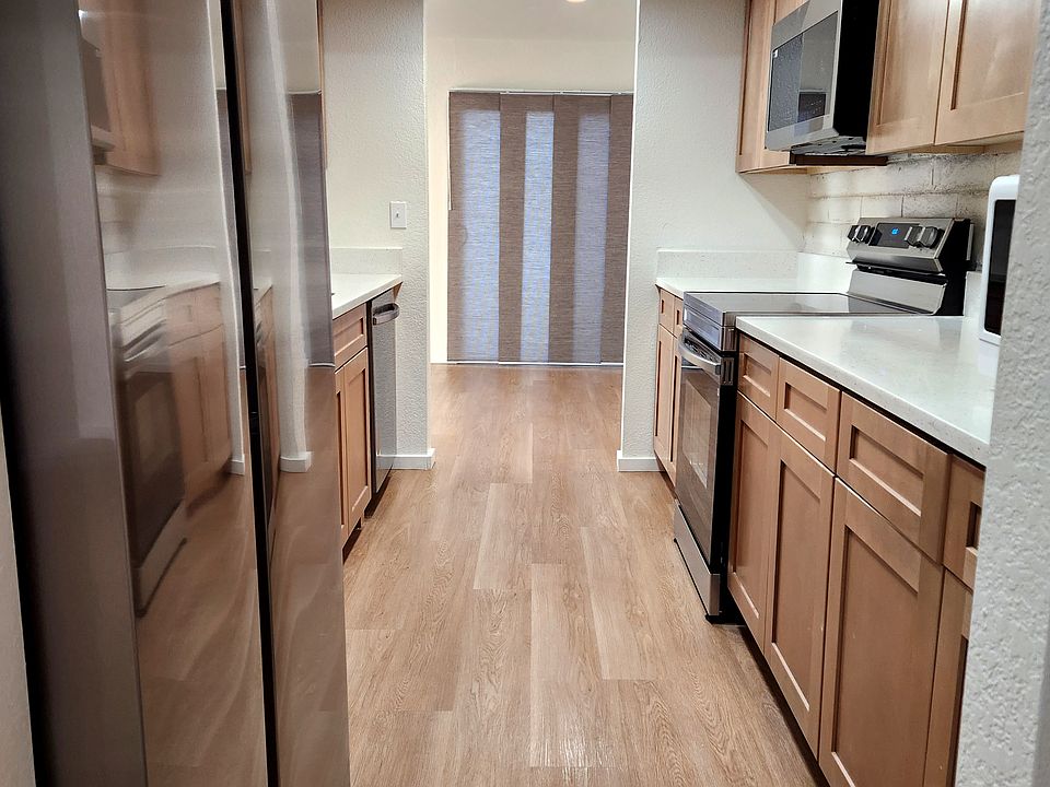 Brand new galley kitchen (Appliances, counter tops, sink & cabinets)