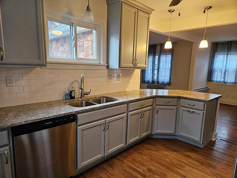 2419 Middle Rd — Photo 5