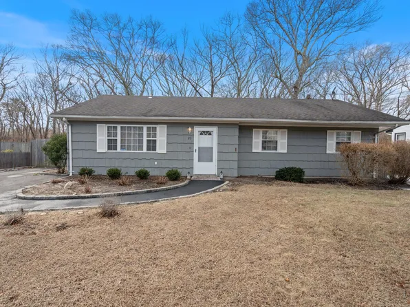 23 Oakland Drive W, Riverhead, NY 11901