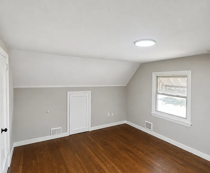 820 Center Ave — Photo 9