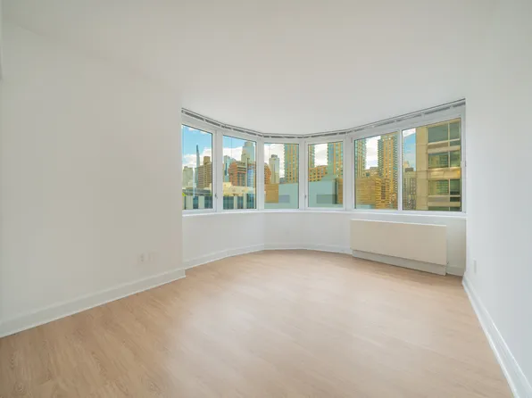 140 Riverside Boulevard image 10 of 17