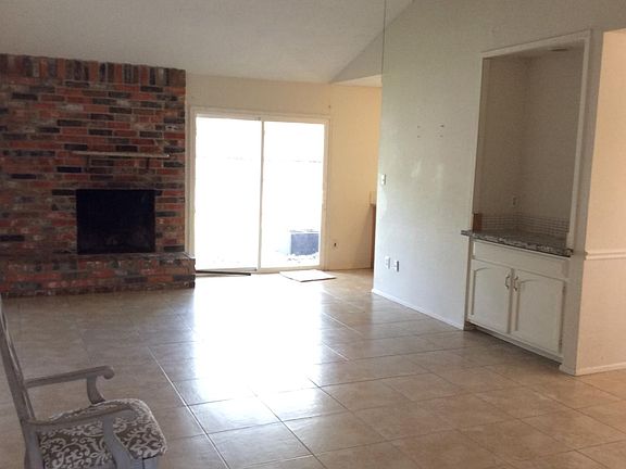 Tiled family room and dining room, fireplace