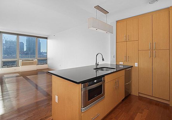 3rd image of 549 Borden Ave APT 3L