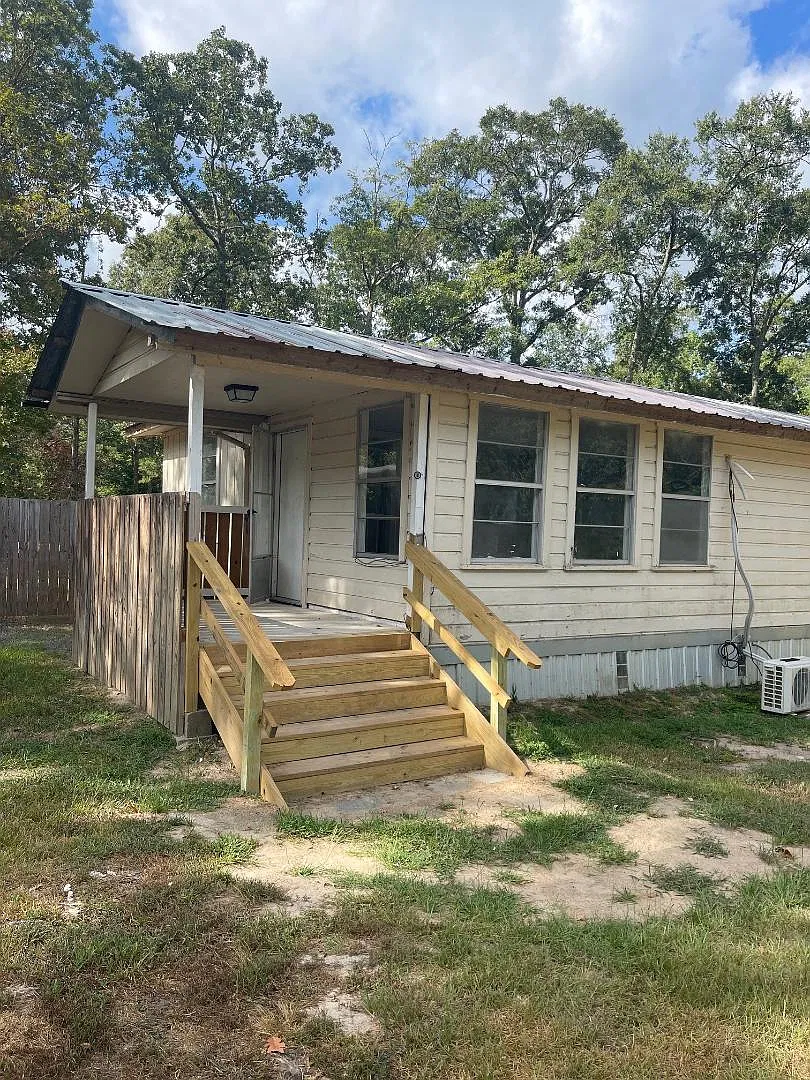 501 Hawkins Dr — Photo 1