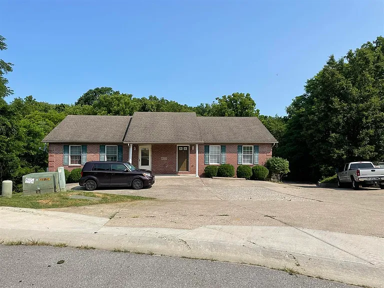 385 Grantland Dr — Photo 1