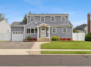 14 Hollyberry Rd, Plainview, NY 11803