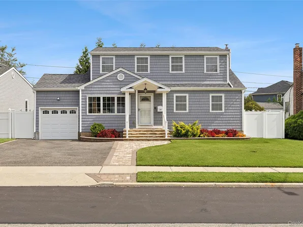 14 Hollyberry Road, Plainview, NY 11803