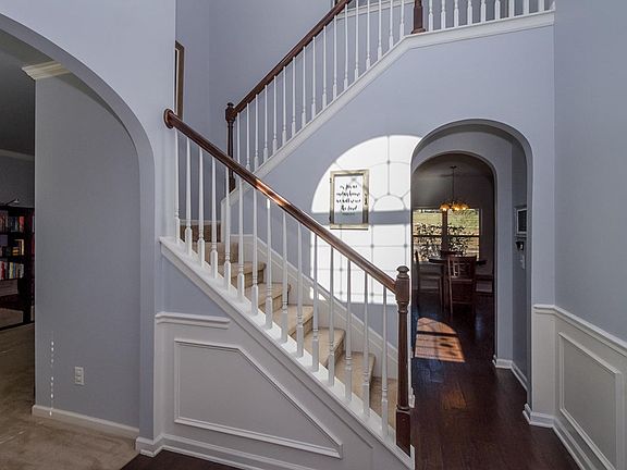 4th image of 510 Village East Cir