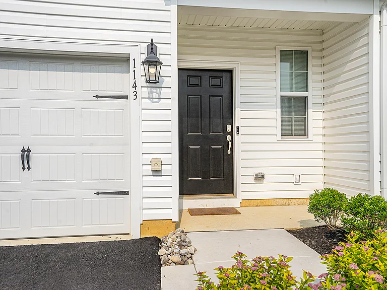 1143 Martin Rd — Photo 2