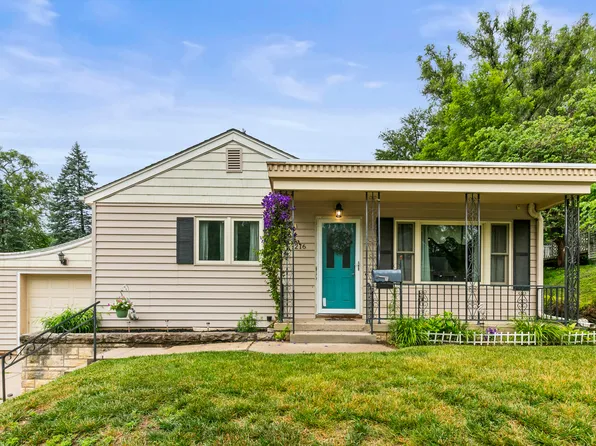 216 Elmwood Dr, Council Bluffs, IA 51503