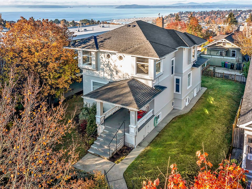 Nestled on the top of West QA hill, the property location is idyllic with both proximity to the city yet and is a quiet neighborhood with local shops and eateries.