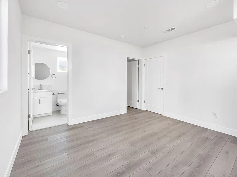 1150 W 38th St — Photo 101